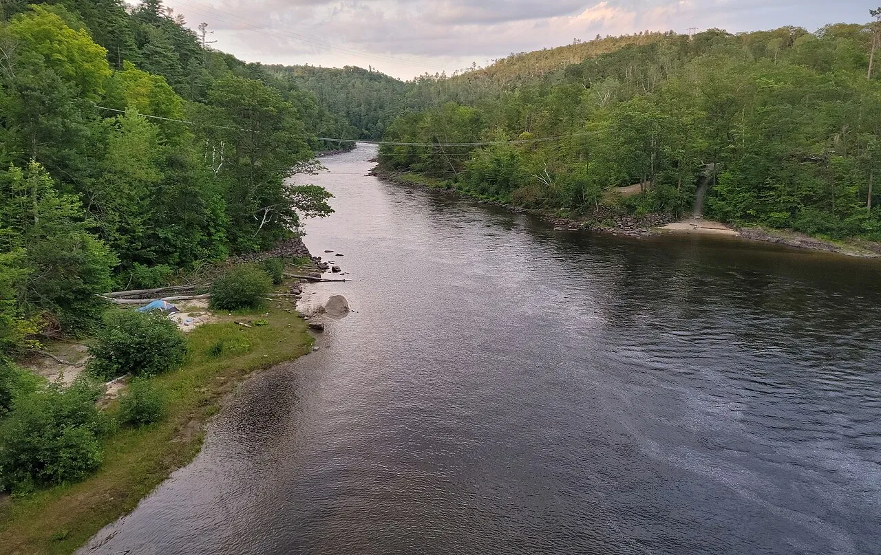 View of the Rouge River in Grenville-sur-la-Rouge, from the Route 148 road bridge.