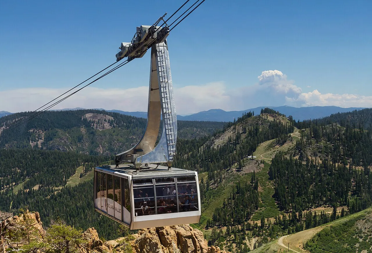 Gondel zum Winter Olympics High Camp von 1960 im Palisades Tahoe Ferienort in Kalifornien.