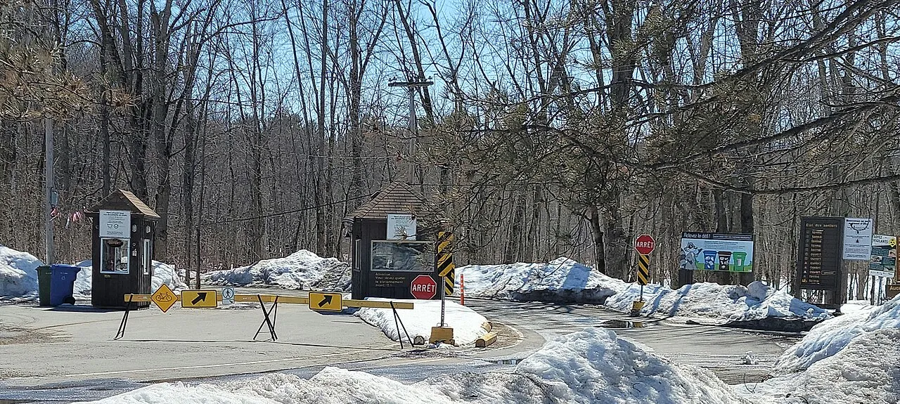 Reception desk in the Parc national d'Oka campground sector.