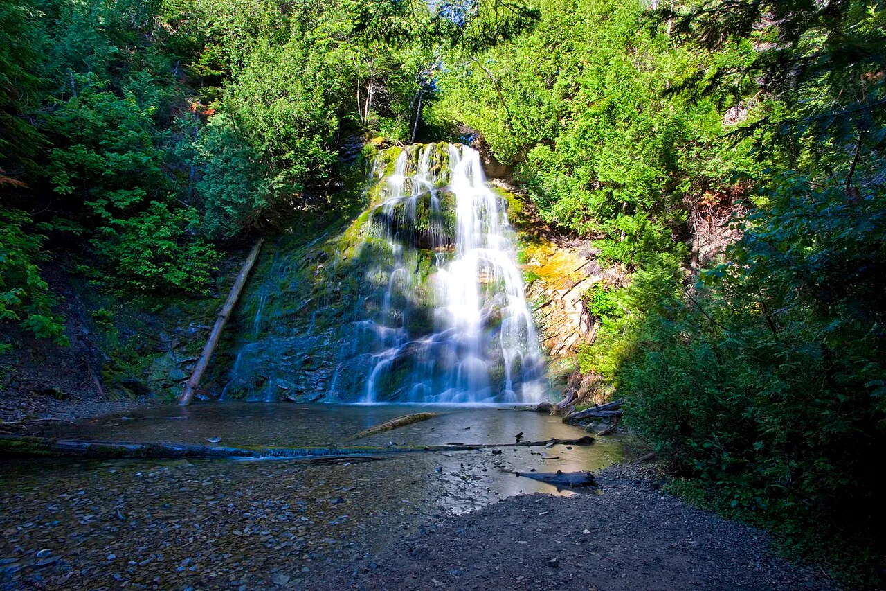 Waterfall along the "La Chute" hiking trail
