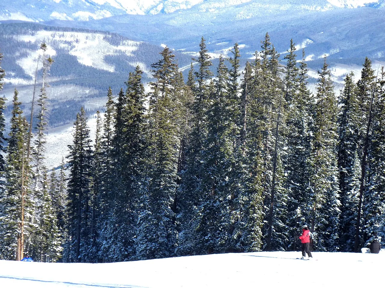 Skiers on the trail of Beaver Creek Ski Resort in Beaver Creek, Colorado (CO), United States (USA).