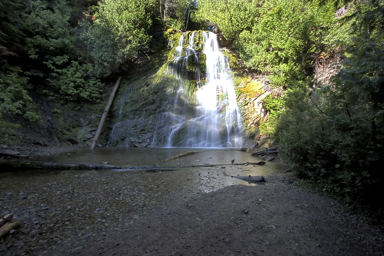 Waterfall along the "La Chute" hiking trail